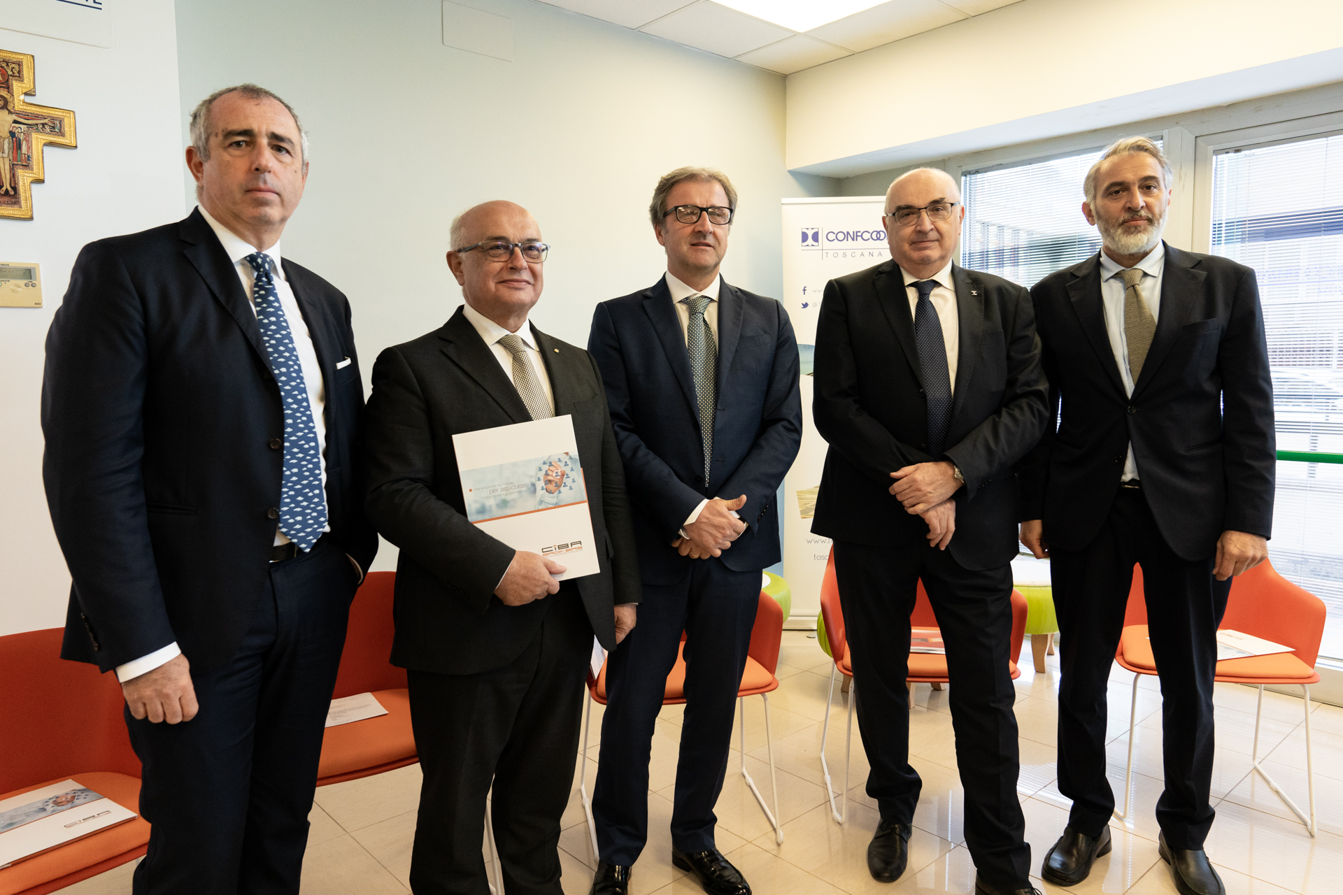 Da sinistra, Carlo Impallomeni, responsabile sede di Firenze di Ciba Brokers, il presidente Daniele Ravaglia, l'AD Stefano Ricci Lucchi, il presidente di Confcooperative, Maurizio Gardini e il presidente di Confcooperative Toscana, Alberto Grilli